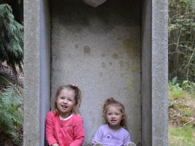 2 enfants dans une Spirit House, aux gorges du Verger, Bourganeuf