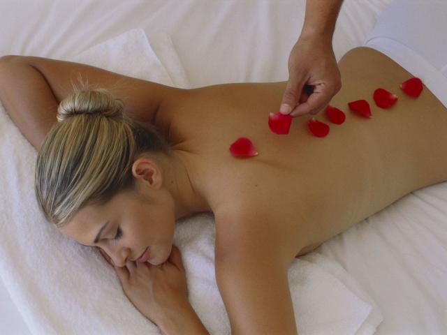 Massage avec des pétales Centre de bien-être Evahona