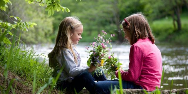 Enfants au bord d'une rivière