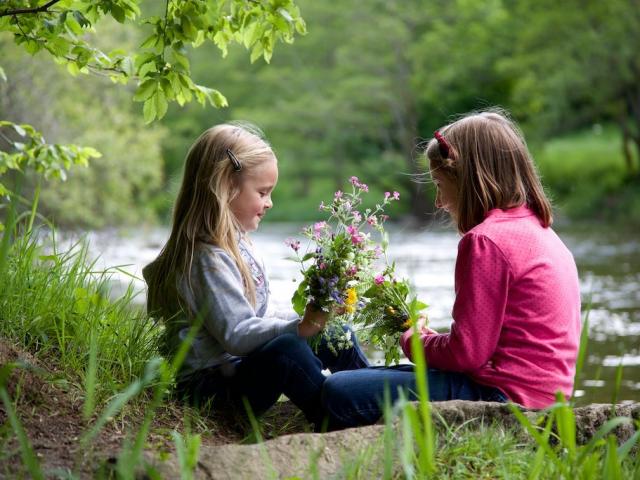 Enfants au bord d'une rivière