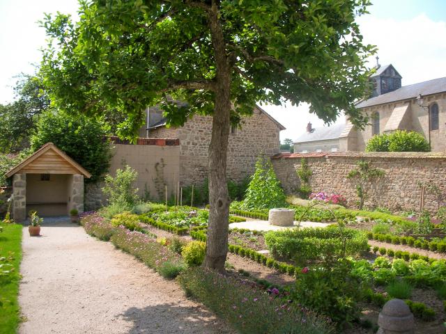 Lioux les Monges, jardin de la cure en été