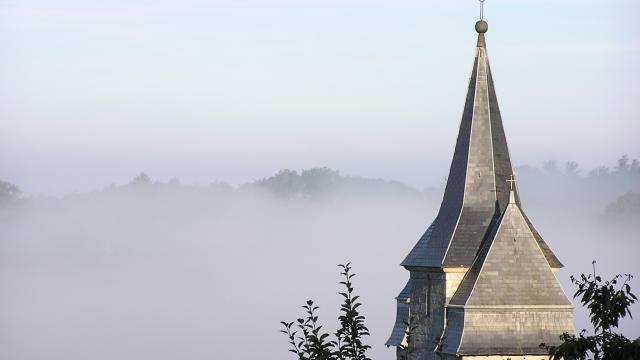 sentier-63-eglise-st-amand-1-source-lou-chami-large.jpg