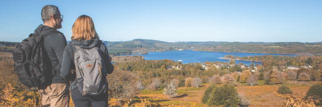 Promeneurs En Haut De Chateaucout © Christophe Péan