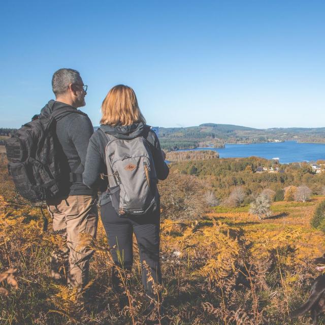 Promeneurs En Haut De Chateaucout © Christophe Péan