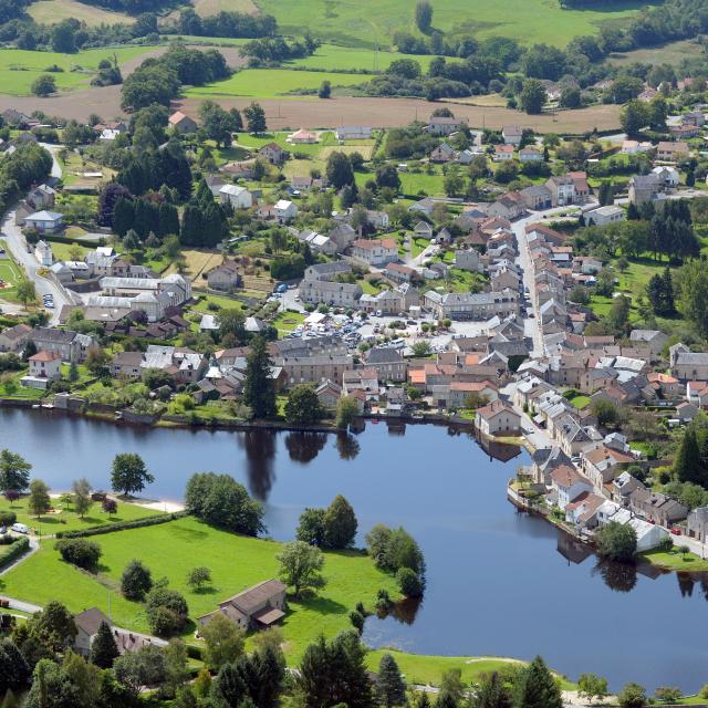 le-lac-de-vassiviereeric-roger-peyrat-le-chateau.jpg