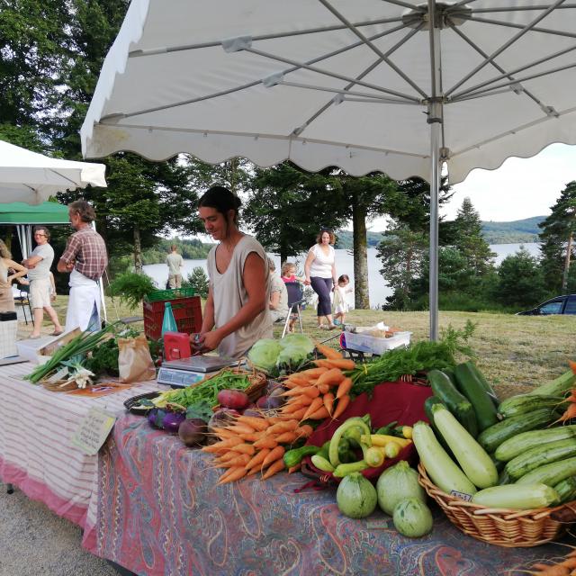 Marché de producteur Vassivière©L Puissant