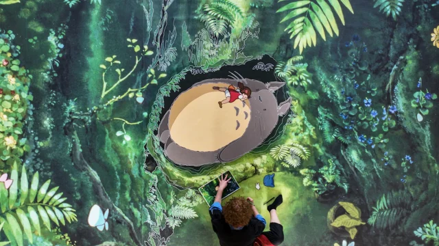 La Sieste de Mei et Totoro ©1988 Hayao Miyazaki Studio Ghibli ©CITA 2024 Prise de vue drone du trvail du carton par Delphine Mangeret cartonnière coloriste Photo Léa Rossignol Qui Plus Est